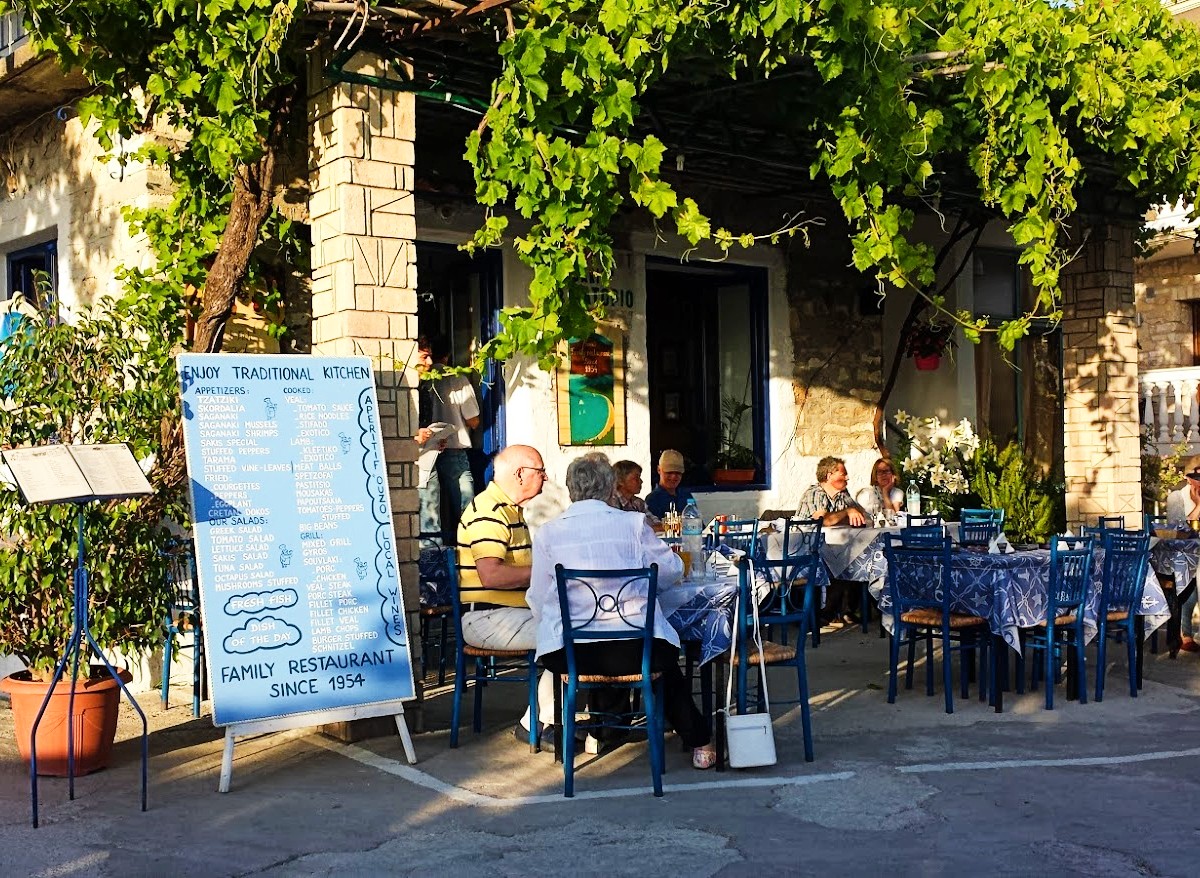 O que precisa de saber sobre as tavernas na Grécia